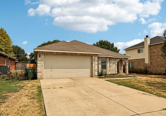 Photo 2 of Single family home for sale at 324 Marshall Creek Rd, Roanoke, TX 76262 | MLS# 21366779 | Listing updated on 2026-10-05