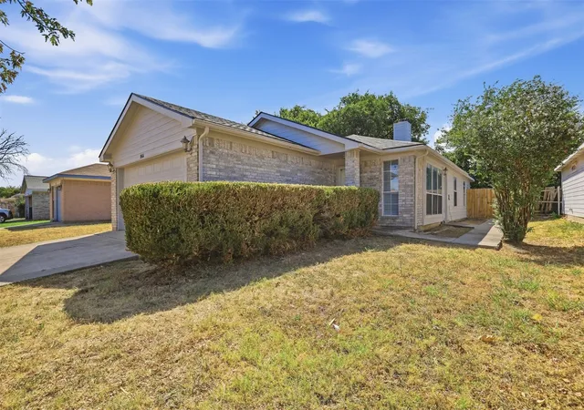 Photo 2 of Single family home for sale at 10616 Shadywood Dr, Fort Worth, TX 76140 | MLS# 21371547 | Listing updated on 2026-09-18