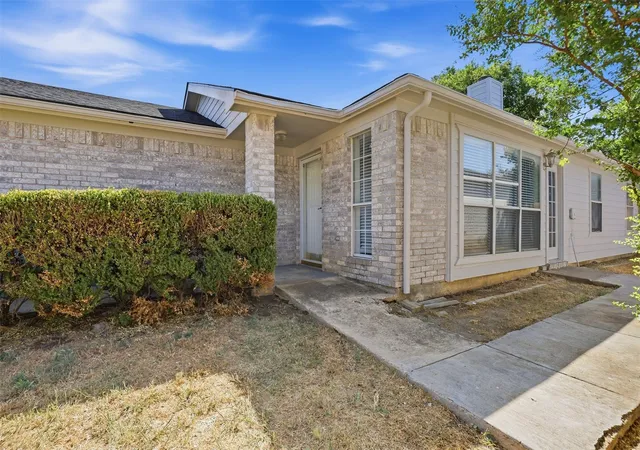 Photo 4 of Single family home for sale at 10616 Shadywood Dr, Fort Worth, TX 76140 | MLS# 21371547 | Listing updated on 2026-09-18