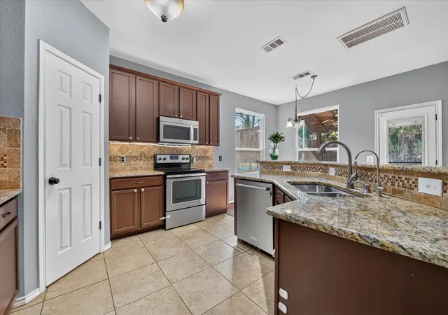 Photo 4 of Single family home for sale at 1515 Nightingale Ln, Corinth, TX 76210 | MLS# 21368266 | Listing updated on 2026-09-08