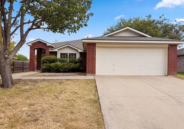 Photo 1 of Single family home for sale at 825 Dixon Ln, Denton, TX 76207 | MLS# 21371569 | Listing updated on 2026-10-06