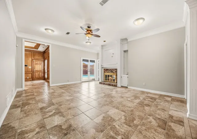 Photo 4 of Single family home for sale at 521 Shoreview Dr, Rockwall, TX 75087 | MLS# 21368766 | Listing updated on 2026-09-10