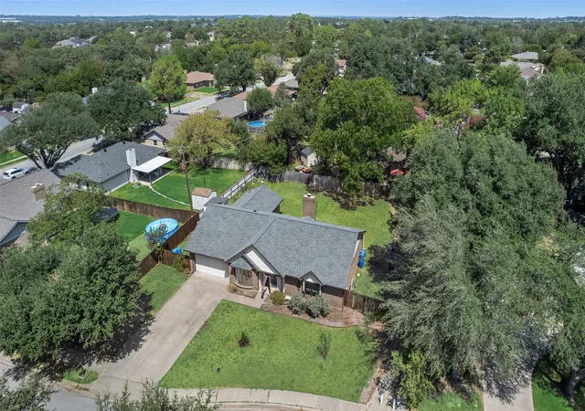 Photo 4 of Single family home for sale at 2809 Sarah Dr, Pantego, TX 76013 | MLS# 21371548 | Listing updated on 2026-09-13