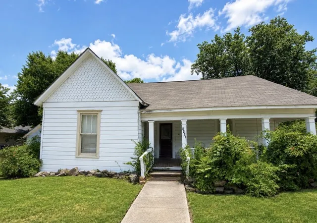 Photo 2 of Sale Pending at 1018 N College St, Mc Kinney, TX 75069 | MLS# 21371715 | Listing updated on 2026-10-05