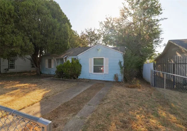 Photo 2 of Sale Pending at 3265 Illinois Ave, Fort Worth, TX 76110 | MLS# 21371344 | Listing updated on 2026-09-10