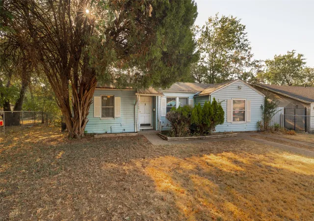 Photo 3 of Sale Pending at 3265 Illinois Ave, Fort Worth, TX 76110 | MLS# 21371344 | Listing updated on 2026-09-10