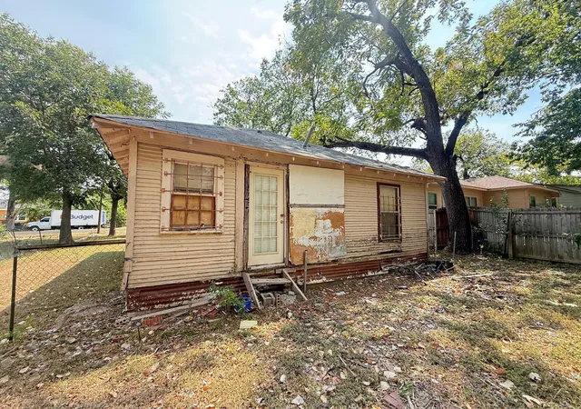 Photo 2 of Sale Pending at 2555 Randolph St, Dallas, TX 75241 | MLS# 21371672 | Listing updated on 2026-09-14