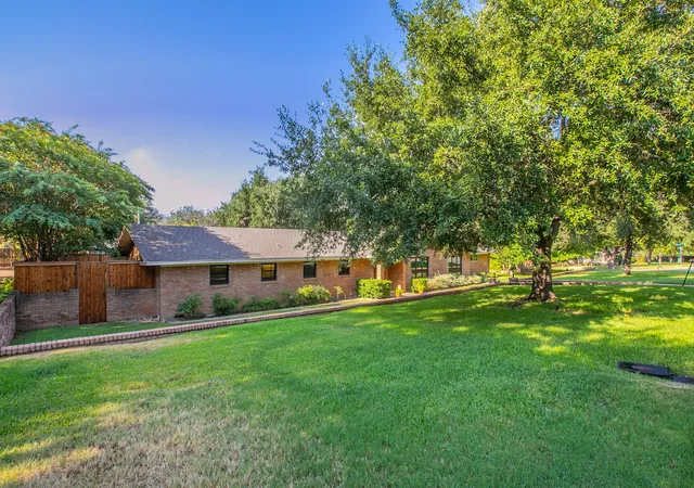 Photo 3 of Single family home for sale at 4936 Ridgeview Dr, Waco, TX 76710 | MLS# 21367081 | Listing updated on 2026-09-30