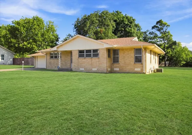 Photo 2 of Single family home for sale at 1713 E Mildred St, Sherman, TX 75090 | MLS# 21369589 | Listing updated on 2026-09-21