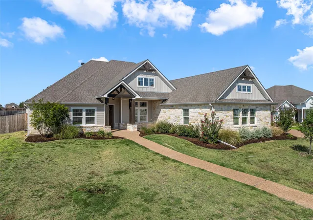Photo 3 of Single family home for sale at 324 Stone Manor Dr, Mc Gregor, TX 76657 | MLS# 21371045 | Listing updated on 2026-09-14