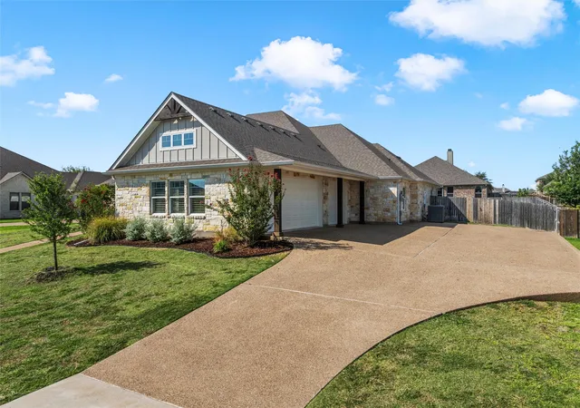 Photo 3 of Single family home for sale at 324 Stone Manor Dr, Mc Gregor, TX 76657 | MLS# 21371045 | Listing updated on 2026-10-20