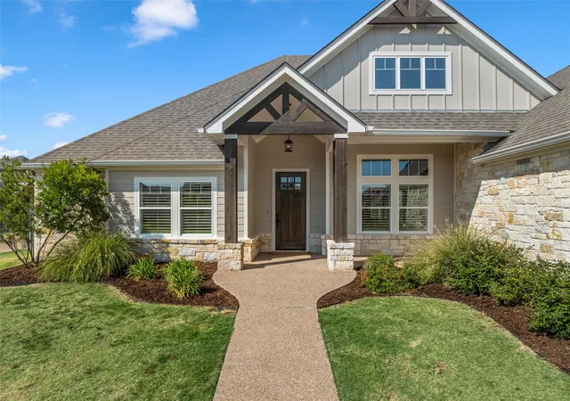 Photo 4 of Single family home for sale at 324 Stone Manor Dr, Mc Gregor, TX 76657 | MLS# 21371045 | Listing updated on 2026-10-20