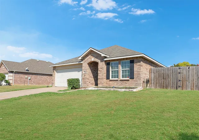 Photo 2 of Sale Pending at 2901 Saddle Dr, Denton, TX 76210 | MLS# 21371866 | Listing updated on 2026-09-11