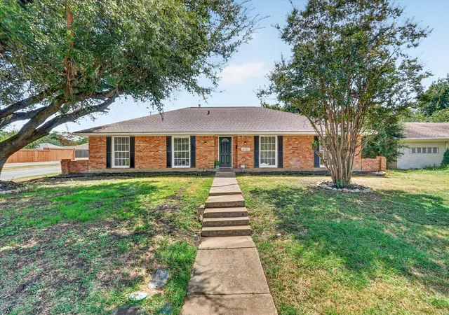 Photo 1 of Single family home for sale at 6301 Wheaton Dr, Fort Worth, TX 76133 | MLS# 21367888 | Listing updated on 2026-09-11