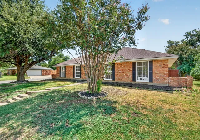Photo 2 of Single family home for sale at 6301 Wheaton Dr, Fort Worth, TX 76133 | MLS# 21367888 | Listing updated on 2026-09-11