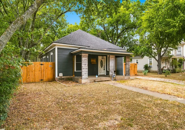 Photo 3 of Single family home for sale at 203 N Pendell Ave, Cleburne, TX 76033 | MLS# 21371969 | Listing updated on 2026-09-11
