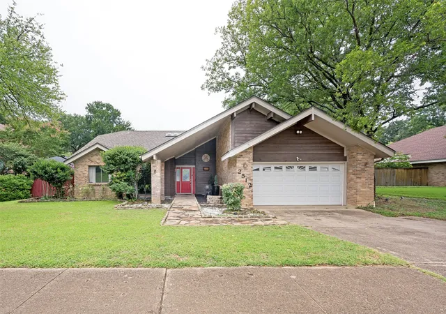 Photo 1 of Single family home for sale at 2512 Winding Hollow Ln, Arlington, TX 76006 | MLS# 21371984 | Listing updated on 2026-09-11