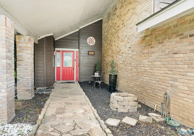 Photo 2 of Single family home for sale at 2512 Winding Hollow Ln, Arlington, TX 76006 | MLS# 21371984 | Listing updated on 2026-09-11