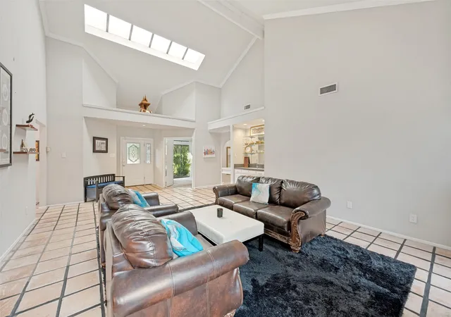 Photo 3 of Single family home for sale at 2512 Winding Hollow Ln, Arlington, TX 76006 | MLS# 21371984 | Listing updated on 2026-09-11