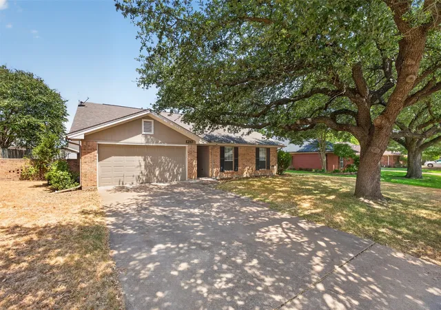 Photo 2 of Single family home for sale at 1217 Stonelake Dr, Cleburne, TX 76033 | MLS# 21372048 | Listing updated on 2026-09-11