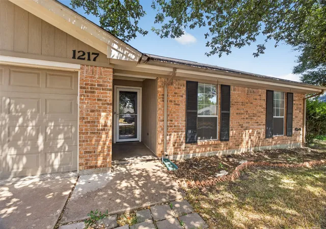 Photo 3 of Single family home for sale at 1217 Stonelake Dr, Cleburne, TX 76033 | MLS# 21372048 | Listing updated on 2026-09-11