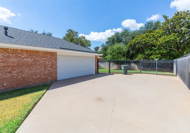Photo 3 of Sale Pending at 5566 Chimney Rock Rd, Abilene, TX 79606 | MLS# 21371950 | Listing updated on 2026-09-11