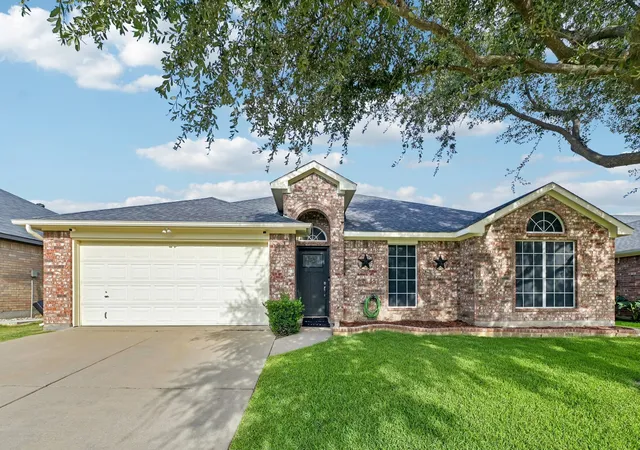 Photo 1 of Sale Pending at 6925 Evening Shade Ln, Arlington, TX 76002 | MLS# 21371977 | Listing updated on 2026-09-14