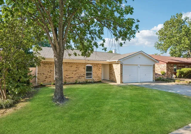 Photo 2 of Sale Pending at 453 Edwards Dr, Saginaw, TX 76179 | MLS# 21371793 | Listing updated on 2026-09-14