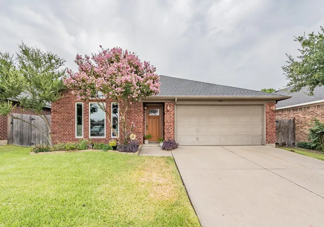 Photo 1 of Single family home for sale at 7403 Fossil Lake Dr, Arlington, TX 76002 | MLS# 21372154 | Listing updated on 2026-09-14