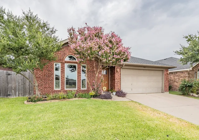 Photo 2 of Single family home for sale at 7403 Fossil Lake Dr, Arlington, TX 76002 | MLS# 21372154 | Listing updated on 2026-09-14