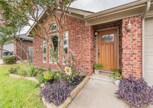 Photo 3 of Single family home for sale at 7403 Fossil Lake Dr, Arlington, TX 76002 | MLS# 21372154 | Listing updated on 2026-09-14