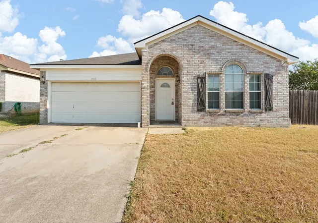 Photo 1 of Sale Pending at 1025 Buffalo Springs Dr, Fort Worth, TX 76140 | MLS# 21371910 | Listing updated on 2026-09-21