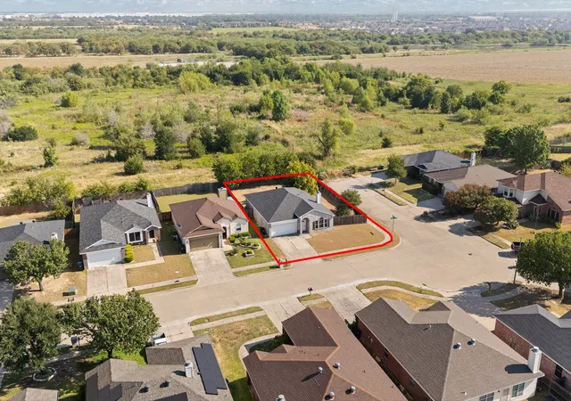 Photo 2 of Sale Pending at 1025 Buffalo Springs Dr, Fort Worth, TX 76140 | MLS# 21371910 | Listing updated on 2026-09-21