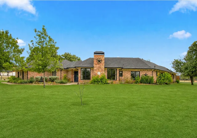 Photo 2 of Single family home for sale at 138 Green Oaks Dr, Bartonville, TX 76226 | MLS# 21369085 | Listing updated on 2026-10-04