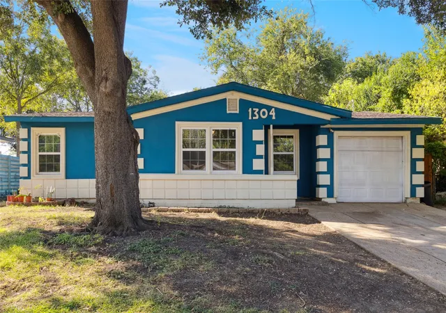 Photo 1 of Sale Pending at 1304 E Lovers Ln, Arlington, TX 76010 | MLS# 21370427 | Listing updated on 2026-09-18