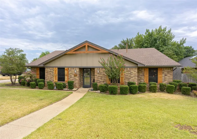 Photo 2 of Sale Pending at 478 Sellmeyer Ln, Highland Village, TX 75077 | MLS# 21372019 | Listing updated on 2026-09-14