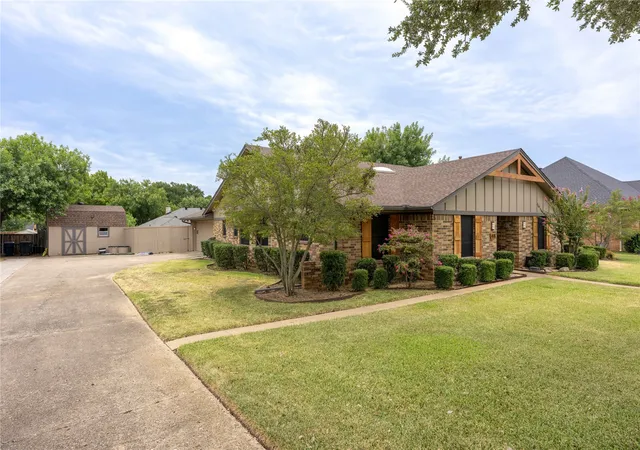 Photo 3 of Sale Pending at 478 Sellmeyer Ln, Highland Village, TX 75077 | MLS# 21372019 | Listing updated on 2026-09-14