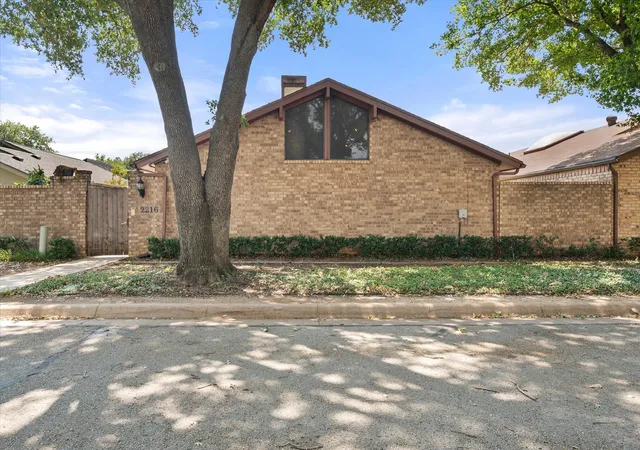 Photo 3 of Sale Pending at 2216 Winter Sunday Wy, Arlington, TX 76012 | MLS# 21370469 | Listing updated on 2026-09-15