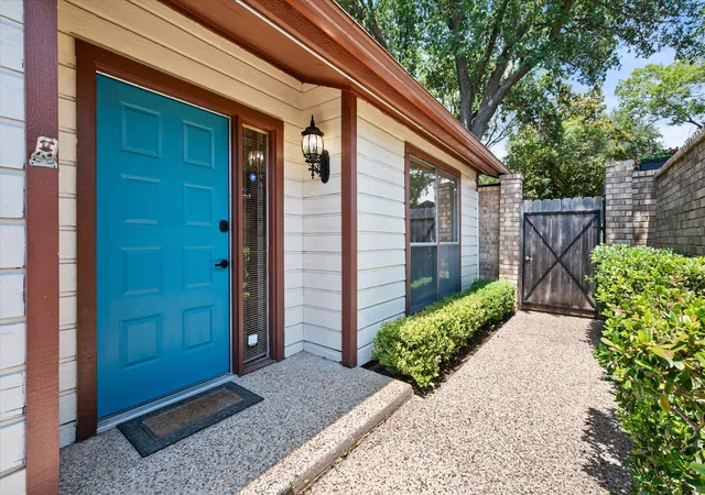 Photo 4 of Sale Pending at 2216 Winter Sunday Wy, Arlington, TX 76012 | MLS# 21370469 | Listing updated on 2026-09-15