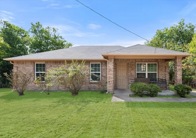Photo 2 of Single family home for sale at 700 Cypress Ave, Corsicana, TX 75110 | MLS# 21372175 | Listing updated on 2026-09-26