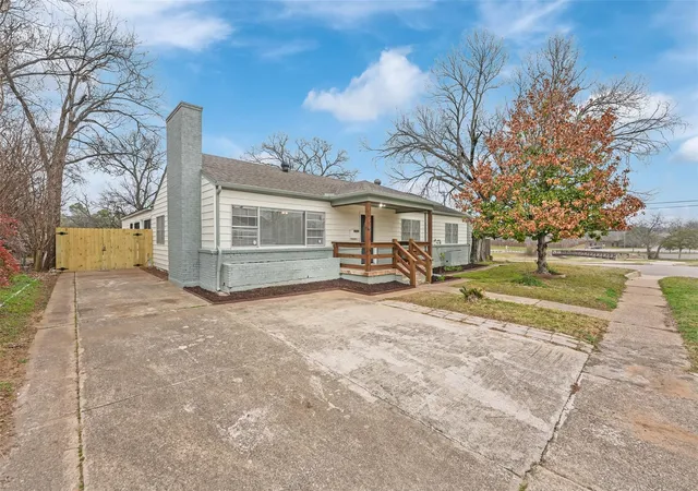 Single family home for sale at 109 W 11Th St, Irving, TX 75060 | MLS# 21362962