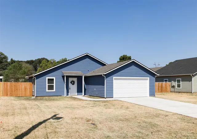 Photo 2 of Sale Pending at 412 Susan Dr, Kennedale, TX 76060 | MLS# 21368183 | Listing updated on 2026-09-09