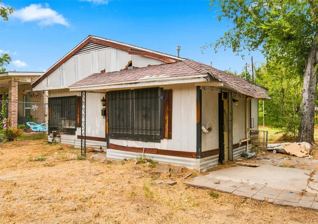 Photo 3 of Single family home for sale at 720 Dearborn St, Waco, TX 76704 | MLS# 21363400 | Listing updated on 2026-09-30