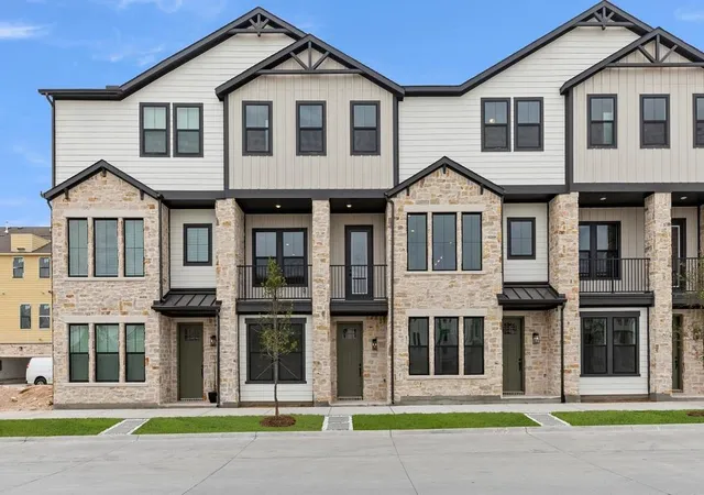 Townhouse for sale at 1008 Comfort Dr, Plano, TX 75075 | MLS# 21372367
