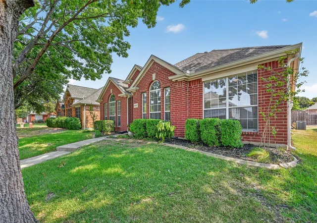Photo 3 of Single family home for sale at 6560 Plantation Ln, Frisco, TX 75035 | MLS# 21371875 | Listing updated on 2026-09-12