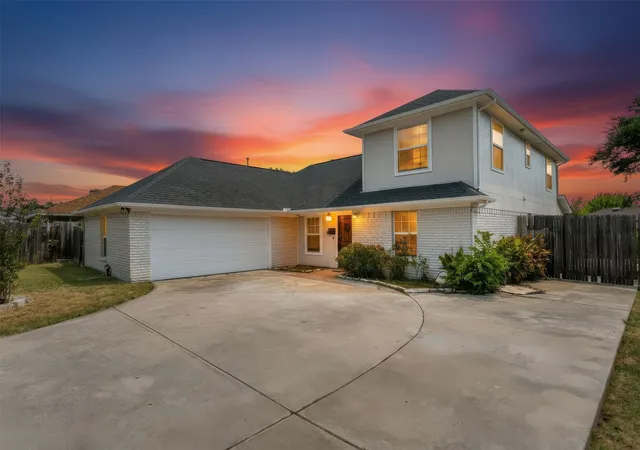 Photo 1 of Single family home for sale at 2124 Brentwood Ln, Carrollton, TX 75006 | MLS# 21372592 | Listing updated on 2026-10-22