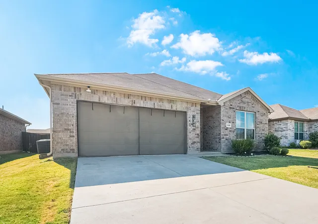 Photo 2 of Single family home for sale at 1048 Waverly Dr, Van Alstyne, TX 75495 | MLS# 21372645 | Listing updated on 2026-09-18