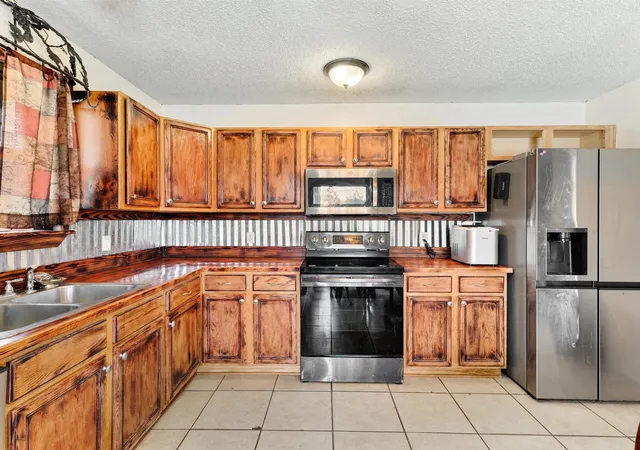 Photo 3 of Single family home for sale at 625 Linda Ct, Joshua, TX 76058 | MLS# 21372658 | Listing updated on 2026-10-06