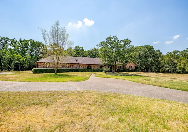 Photo 2 of Single family home for sale at 10100 Crestline Trl, Burleson, TX 76028 | MLS# 21372375 | Listing updated on 2026-09-17