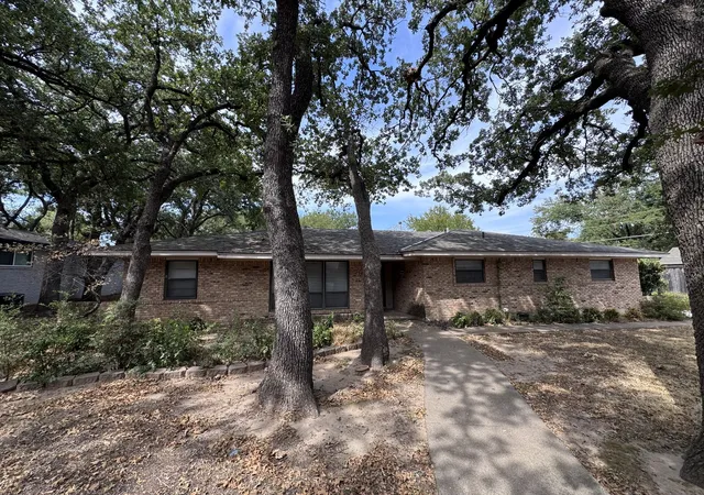 Photo 2 of Single family home for sale at 806 Sharpshire St, Grand Prairie, TX 75050 | MLS# 21372687 | Listing updated on 2026-09-09